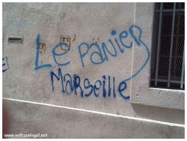 Exploration des trésors cachés du quartier historique du Panier à Marseille.