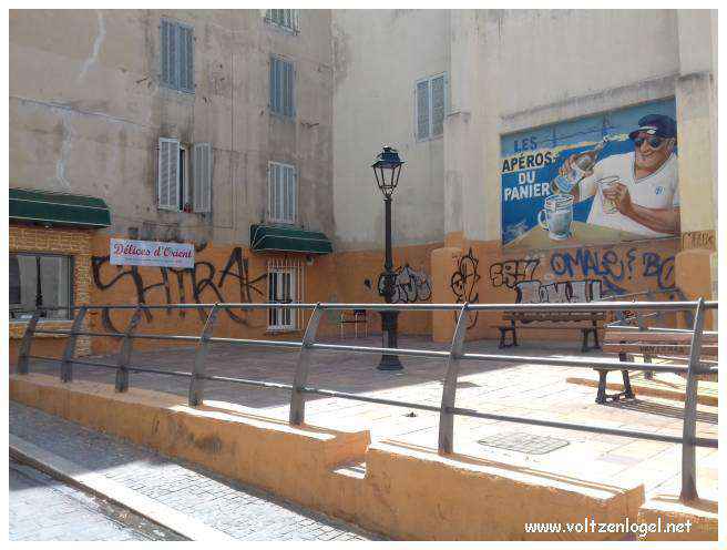 Exploration des trésors cachés du quartier historique du Panier à Marseille.