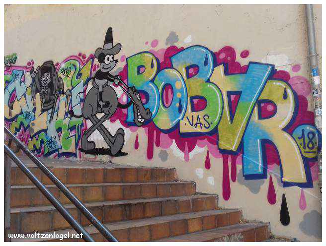 Exploration des trésors cachés du quartier historique du Panier à Marseille.