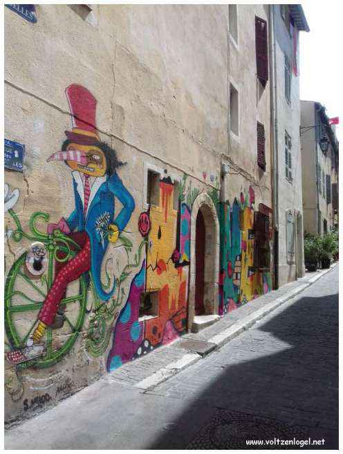 Exploration des trésors cachés du quartier historique du Panier à Marseille.