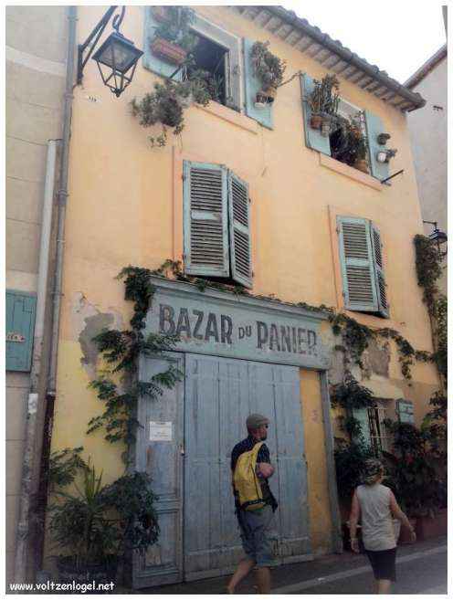 Exploration des trésors cachés du quartier historique du Panier à Marseille.