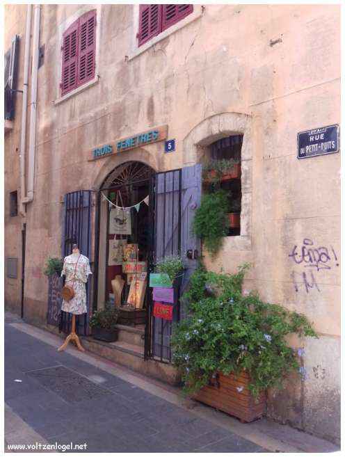 Vue pittoresque des ruelles du Panier, Marseille, berceau de l'histoire et du charme provençal.