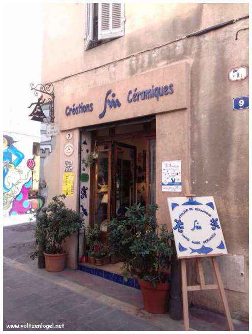 Vue pittoresque des ruelles du Panier, Marseille, berceau de l'histoire et du charme provençal.