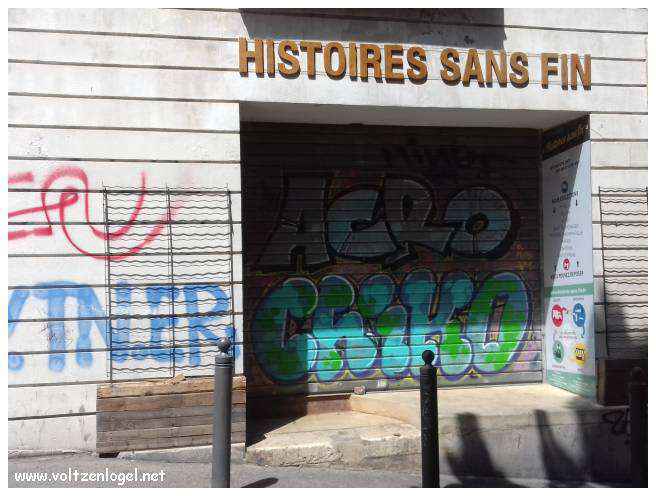 Vue pittoresque des ruelles du Panier, Marseille, berceau de l'histoire et du charme provençal.
