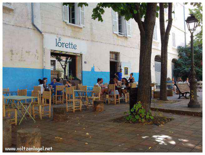Vue pittoresque des ruelles du Panier, Marseille, berceau de l'histoire et du charme provençal.