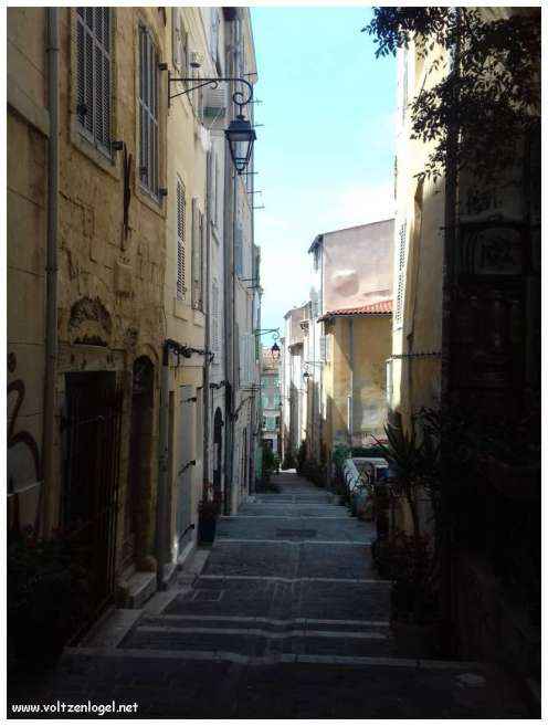 Vue pittoresque des ruelles du Panier, Marseille, berceau de l'histoire et du charme provençal.