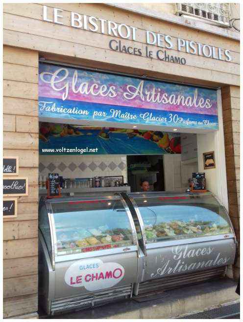 Vue pittoresque des ruelles du Panier, Marseille, berceau de l'histoire et du charme provençal.