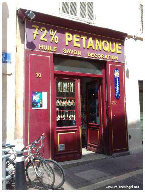 Vue pittoresque des ruelles du Panier, Marseille, berceau de l'histoire et du charme provençal.