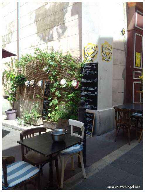 Vue pittoresque des ruelles du Panier, Marseille, berceau de l'histoire et du charme provençal.