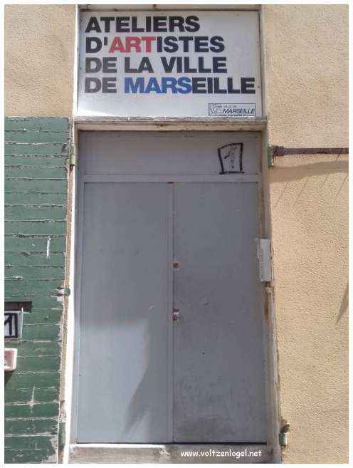Vue pittoresque des ruelles du Panier, Marseille, berceau de l'histoire et du charme provençal.