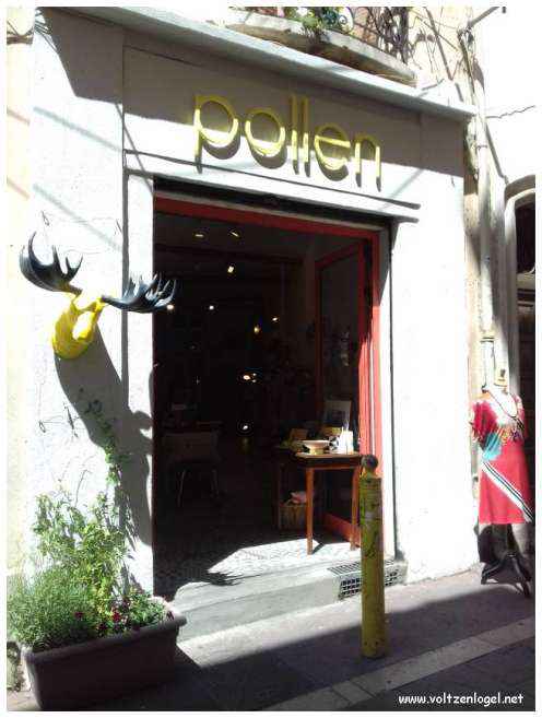 Vue pittoresque des ruelles du Panier, Marseille, berceau de l'histoire et du charme provençal.