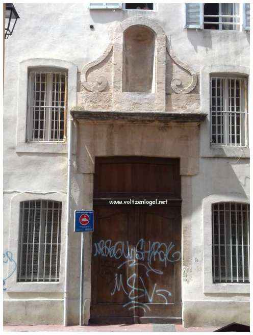 Vue pittoresque des ruelles du Panier, Marseille, berceau de l'histoire et du charme provençal.