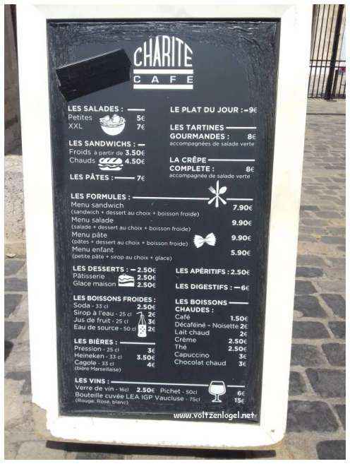 Vue pittoresque des ruelles du Panier, Marseille, berceau de l'histoire et du charme provençal.