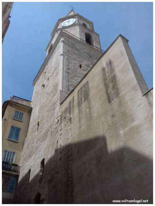 Vue pittoresque des ruelles du Panier, Marseille, berceau de l'histoire et du charme provençal.
