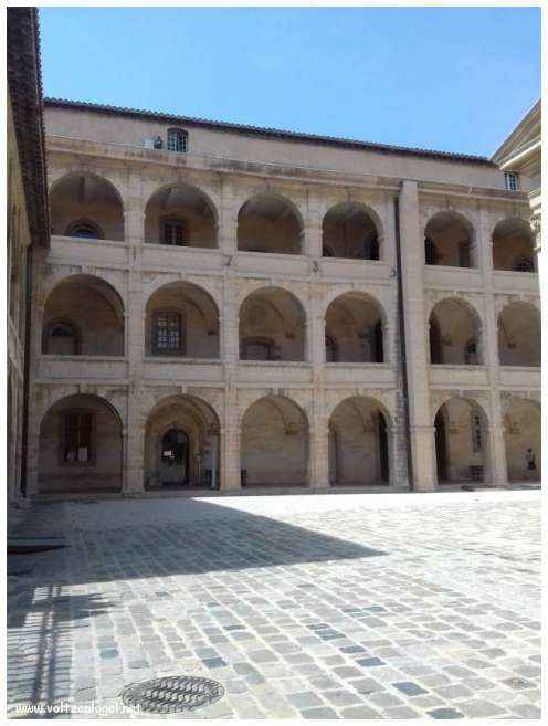 Vue pittoresque des ruelles du Panier, Marseille, berceau de l'histoire et du charme provençal.