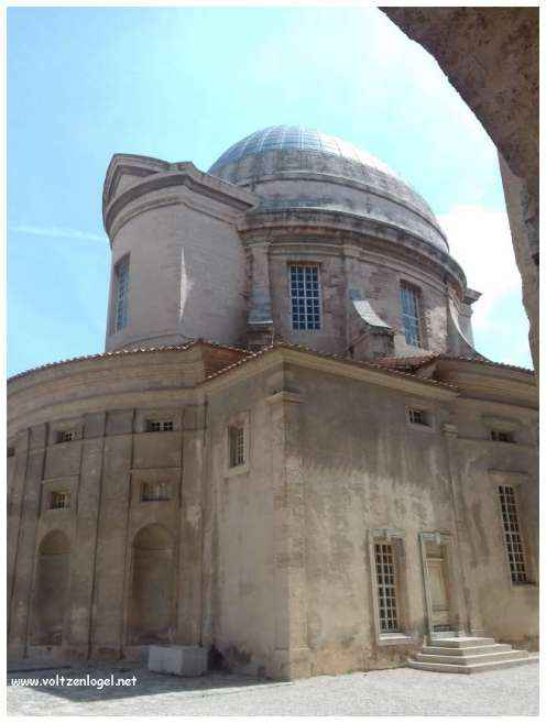 Vue pittoresque des ruelles du Panier, Marseille, berceau de l'histoire et du charme provençal.