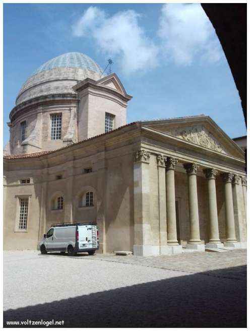 Vue pittoresque des ruelles du Panier, Marseille, berceau de l'histoire et du charme provençal.