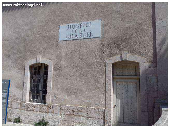 Vue pittoresque des ruelles du Panier, Marseille, berceau de l'histoire et du charme provençal.