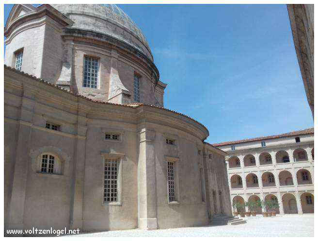 Vue pittoresque des ruelles du Panier, Marseille, berceau de l'histoire et du charme provençal.
