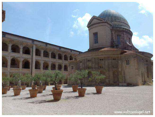 Vue pittoresque des ruelles du Panier, Marseille, berceau de l'histoire et du charme provençal.