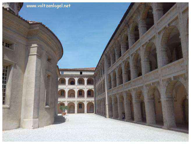Vue pittoresque des ruelles du Panier, Marseille, berceau de l'histoire et du charme provençal.