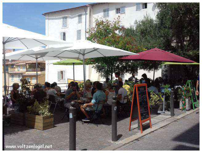 Vue pittoresque des ruelles du Panier, Marseille, berceau de l'histoire et du charme provençal.