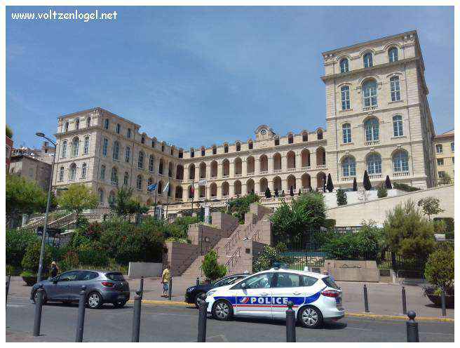 Vue pittoresque des ruelles du Panier, Marseille, berceau de l'histoire et du charme provençal.
