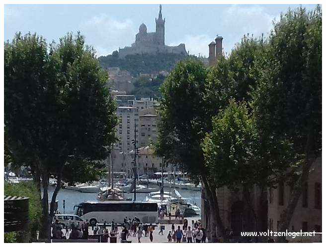 Vue pittoresque des ruelles du Panier, Marseille, berceau de l'histoire et du charme provençal.