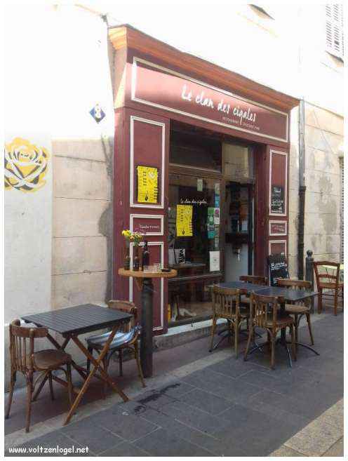 Vue pittoresque des ruelles du Panier, Marseille, berceau de l'histoire et du charme provençal.