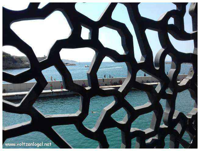 Vue panoramique sur Marseille, ville des trésors méditerranéens.