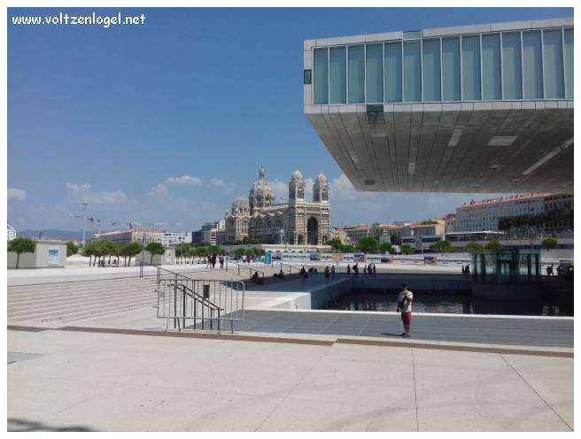 Vue panoramique sur Marseille, ville des trésors méditerranéens.
