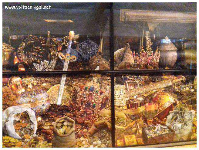 Vue panoramique sur Marseille, ville des trésors méditerranéens.