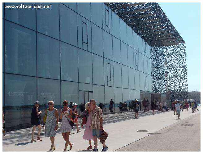 Vue panoramique sur Marseille, ville des trésors méditerranéens.
