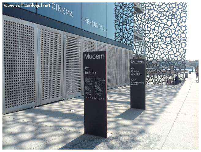Vue panoramique sur Marseille, ville des trésors méditerranéens.