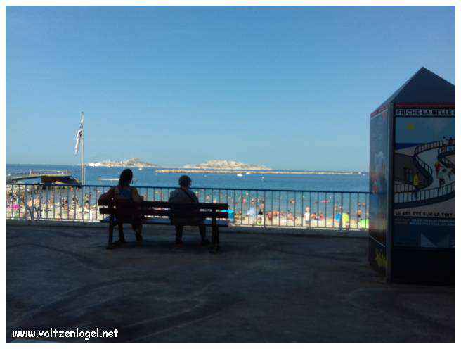 Vue panoramique depuis la Basilique Notre-Dame de la Garde sur Marseille et la Méditerranée.