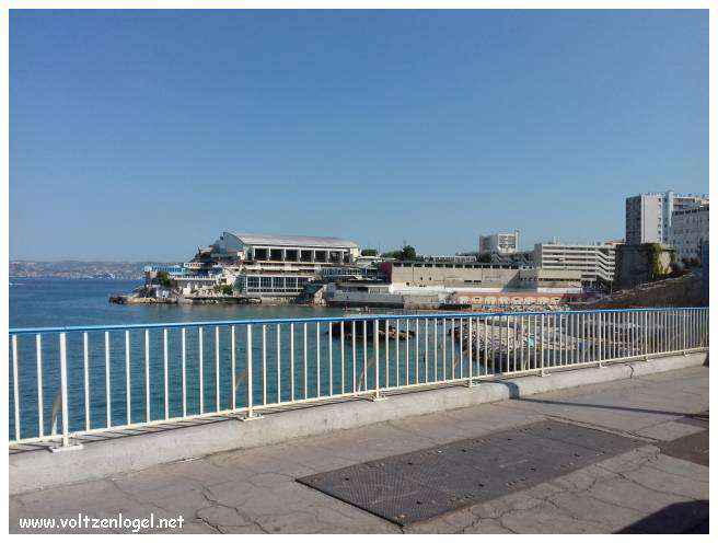Vue panoramique depuis la Basilique Notre-Dame de la Garde sur Marseille et la Méditerranée.