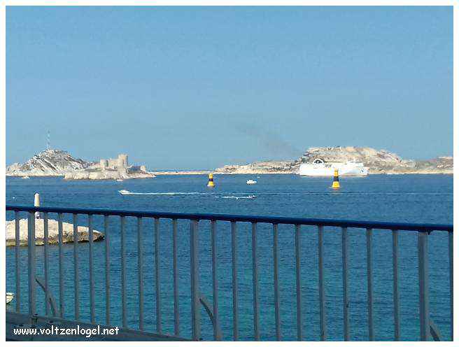 Vue panoramique depuis la Basilique Notre-Dame de la Garde sur Marseille et la Méditerranée.
