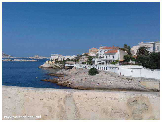 Vue panoramique depuis la Basilique Notre-Dame de la Garde sur Marseille et la Méditerranée.