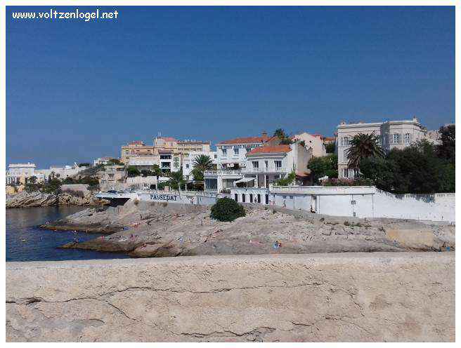 Vue panoramique depuis la Basilique Notre-Dame de la Garde sur Marseille et la Méditerranée.