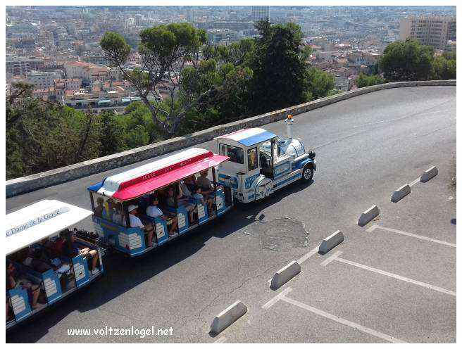 Vue panoramique depuis la Basilique Notre-Dame de la Garde sur Marseille et la Méditerranée.