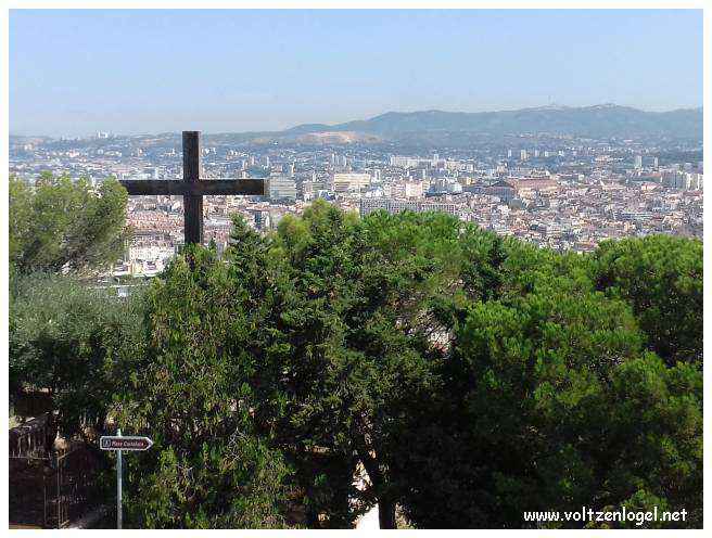 Vue panoramique depuis la Basilique Notre-Dame de la Garde sur Marseille et la Méditerranée.