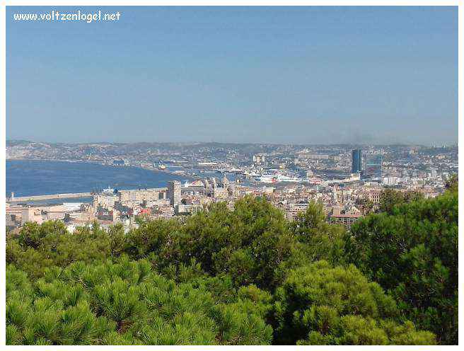 Vue panoramique depuis la Basilique Notre-Dame de la Garde sur Marseille et la Méditerranée.