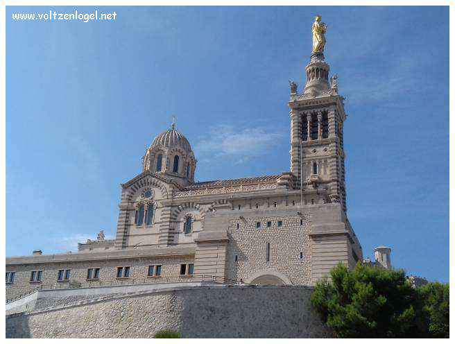 Vue panoramique depuis la Basilique Notre-Dame de la Garde sur Marseille et la Méditerranée.