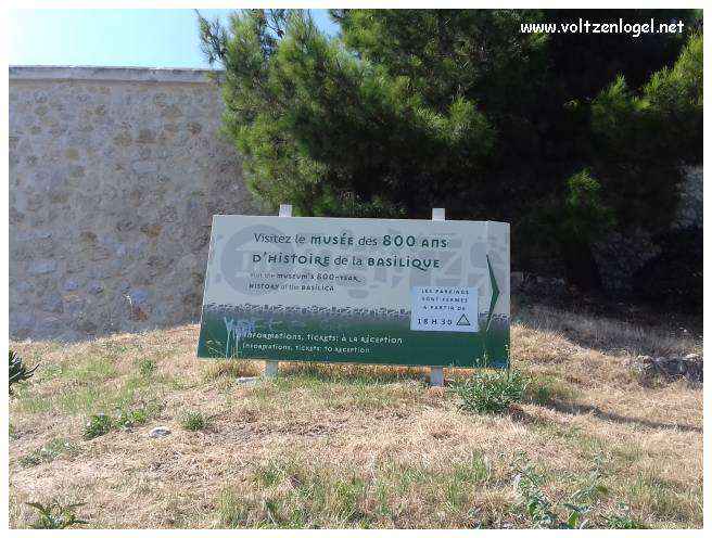 Vue panoramique depuis la Basilique Notre-Dame de la Garde sur Marseille et la Méditerranée.