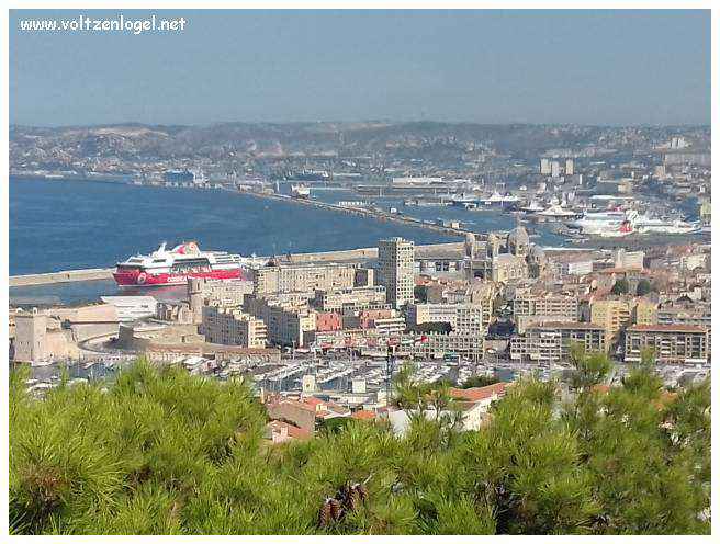Vue panoramique depuis la Basilique Notre-Dame de la Garde sur Marseille et la Méditerranée.
