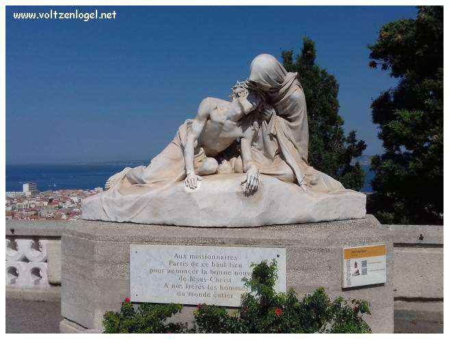 Vue panoramique depuis la Basilique Notre-Dame de la Garde sur Marseille et la Méditerranée.