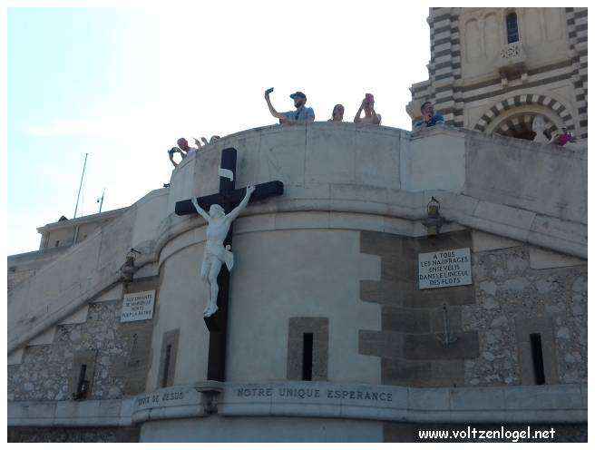 Vue panoramique depuis la Basilique Notre-Dame de la Garde sur Marseille et la Méditerranée.