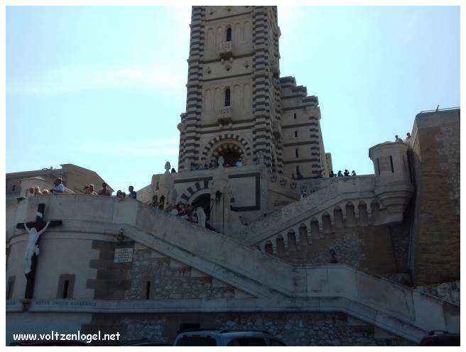 Vue panoramique depuis la Basilique Notre-Dame de la Garde sur Marseille et la Méditerranée.
