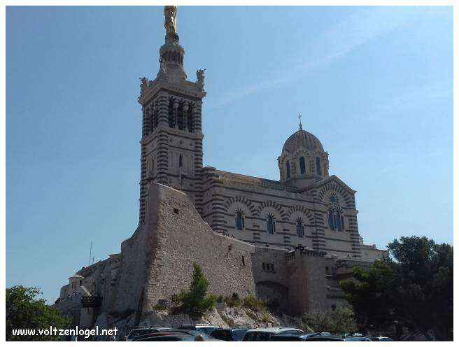 Vue panoramique depuis la Basilique Notre-Dame de la Garde sur Marseille et la Méditerranée.