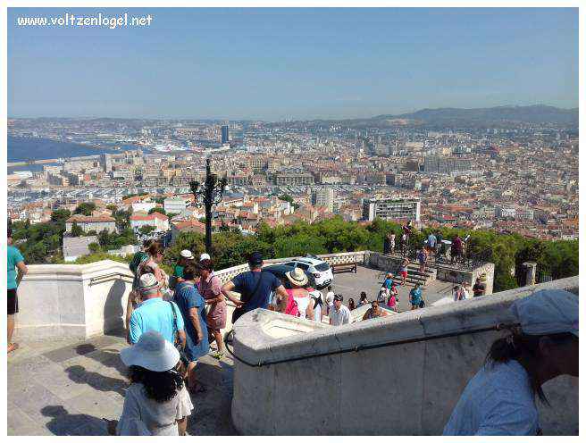 Vue panoramique depuis la Basilique Notre-Dame de la Garde sur Marseille et la Méditerranée.